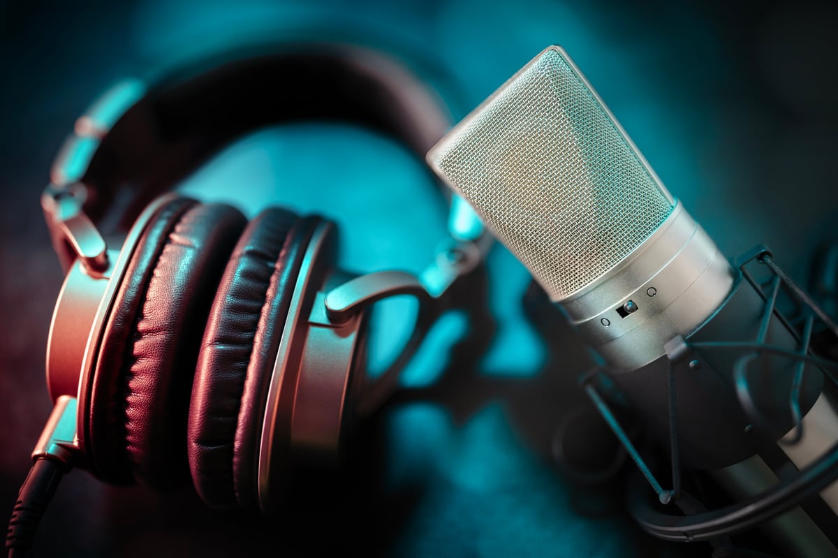 Studio-Mikrofon und Kopfhörer während einer Content-Produktion